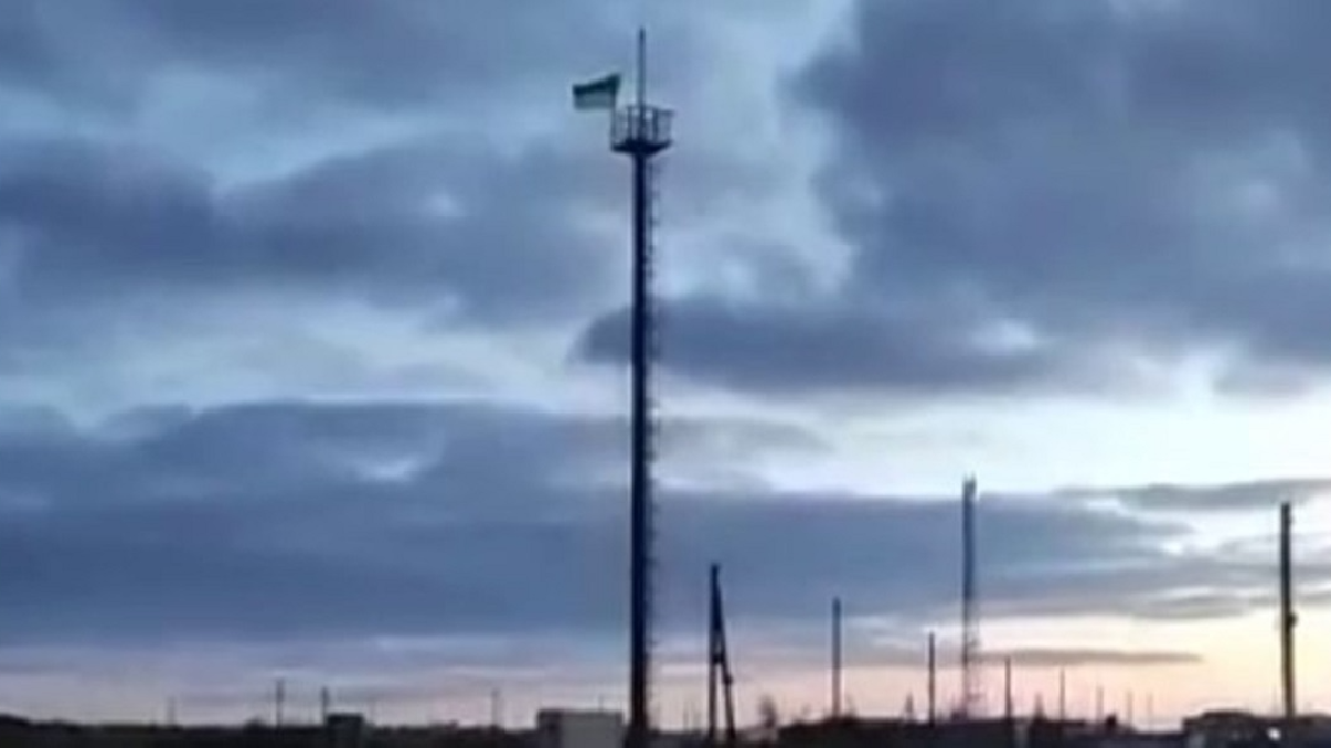В селі Міжводне окупованого Криму невідомі вивісили прапор України